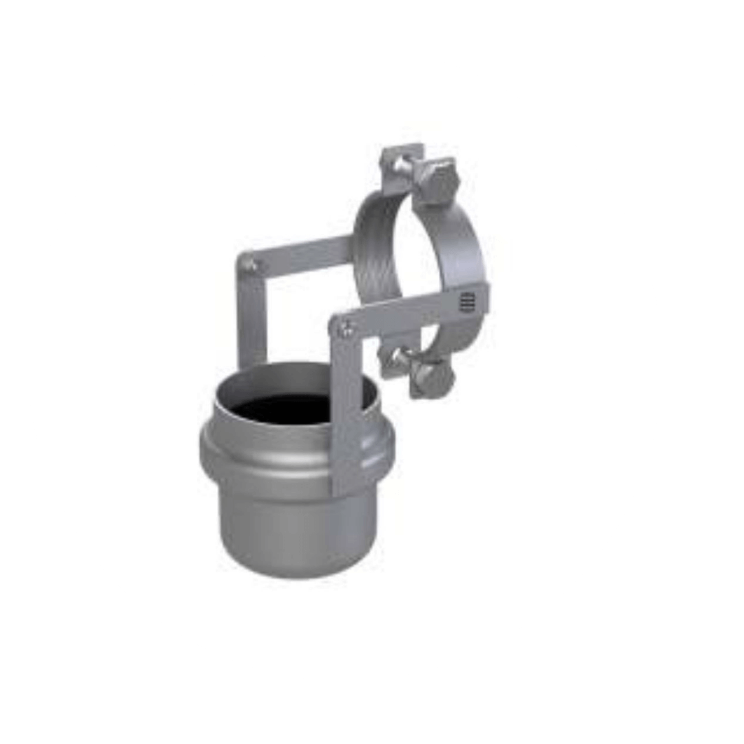 Peça de acoplamento metálico industrial com sistema de fixação por parafusos, utilizada para a união segura e reparo de tubulações em redes de saneamento e infraestrutura.