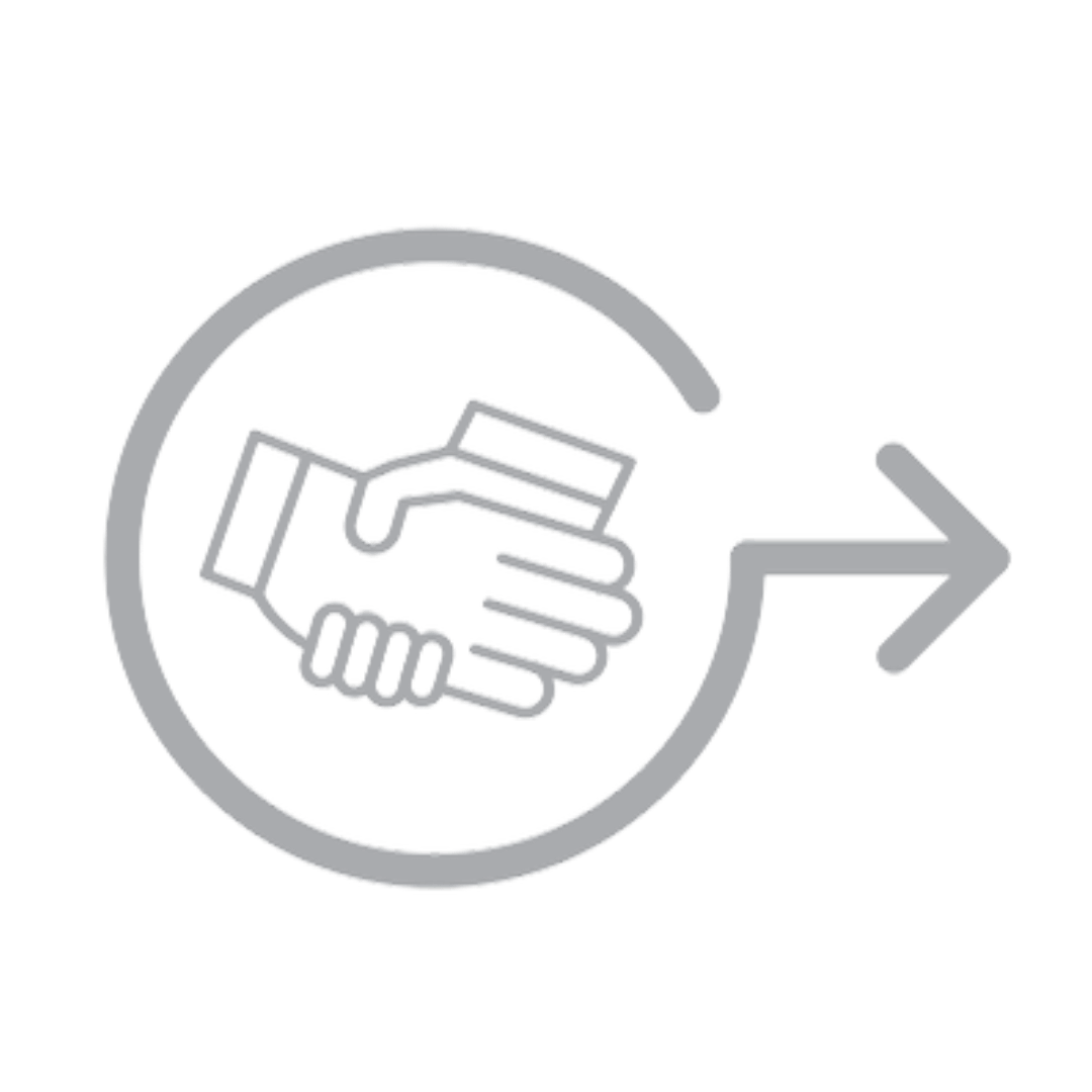 Ícone cinza linear de um aperto de mãos (handshake) com uma seta indicando avanço. Simboliza a parceria estratégica e a flexibilidade no atendimento ao cliente.