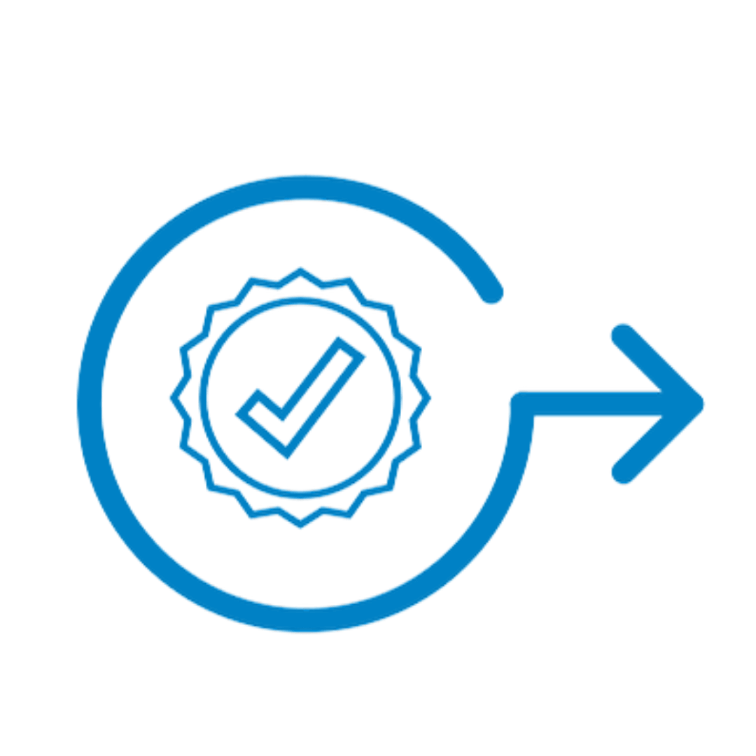 Ícone azul linear de um selo de qualidade com checkmark e uma seta indicando avanço. Simboliza o controle de processos e a inovação contínua.